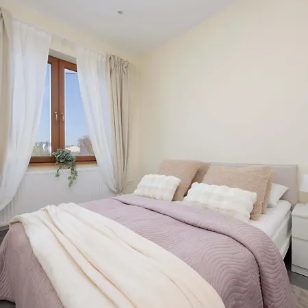 بيت للعطل Spacious 3-bedroom House With The Excellent Location Near The Airport By Renters وارسو