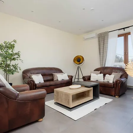 Spacious 3-bedroom House With The Excellent Location Near The Airport By Renters بيت للعطل