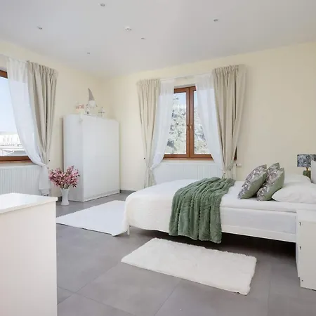 بيت للعطل Spacious 3-bedroom House With The Excellent Location Near The Airport By Renters