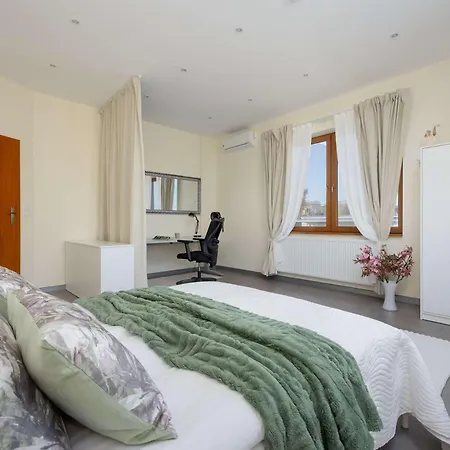 Spacious 3-bedroom House With The Excellent Location Near The Airport By Renters بيت للعطل وارسو