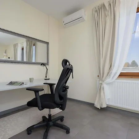بيت للعطل Spacious 3-bedroom House With The Excellent Location Near The Airport By Renters *