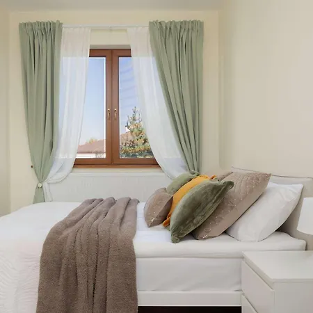 Spacious 3-bedroom House With The Excellent Location Near The Airport By Renters *
