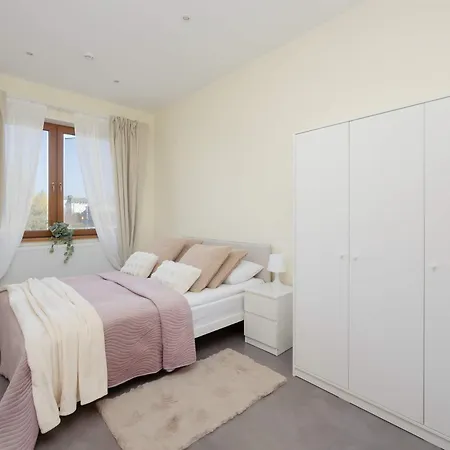 Spacious 3-bedroom House With The Excellent Location Near The Airport By Renters وارسو