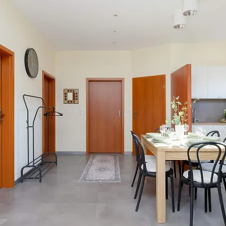 Spacious 3-bedroom House With The Excellent Location Near The Airport By Renters