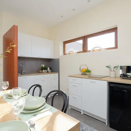 بيت للعطل Spacious 3-bedroom House With The Excellent Location Near The Airport By Renters
