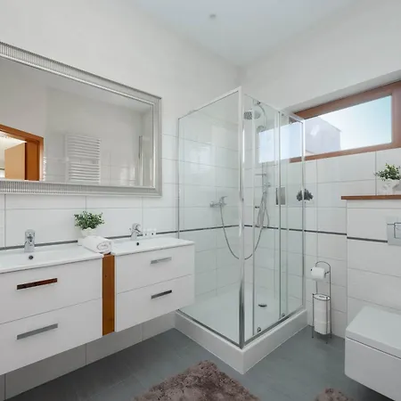 Spacious 3-bedroom House With The Excellent Location Near The Airport By Renters بيت للعطل وارسو