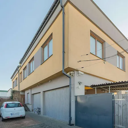 Spacious 3-bedroom House With The Excellent Location Near The Airport By Renters بيت للعطل