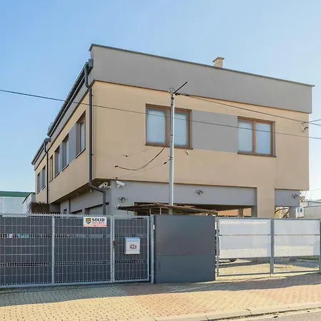 بيت للعطل Spacious 3-bedroom House With The Excellent Location Near The Airport By Renters وارسو