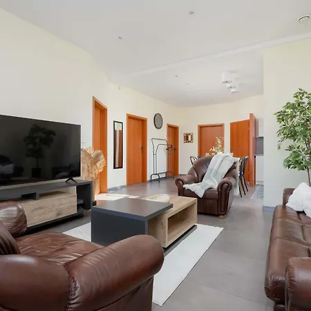 Spacious 3-bedroom House With The Excellent Location Near The Airport By Renters *