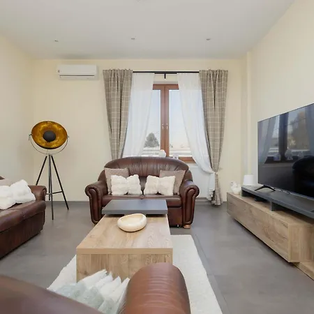 Spacious 3-bedroom House With The Excellent Location Near The Airport By Renters *