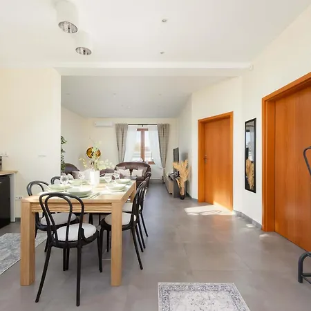 Spacious 3-bedroom House With The Excellent Location Near The Airport By Renters Holiday home *