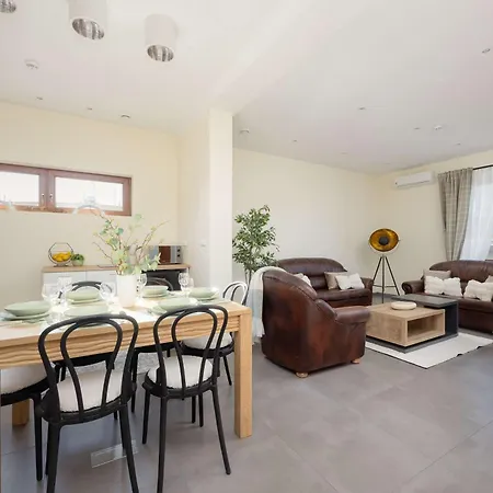 Spacious 3-bedroom House With The Excellent Location Near The Airport By Renters * Varşova