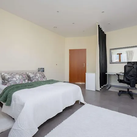 Spacious 3-bedroom House With The Excellent Location Near The Airport By Renters * Varşova