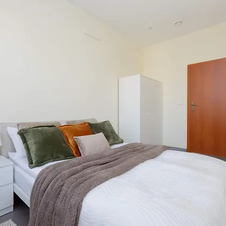 Spacious 3-bedroom House With The Excellent Location Near The Airport By Renters * Varşova